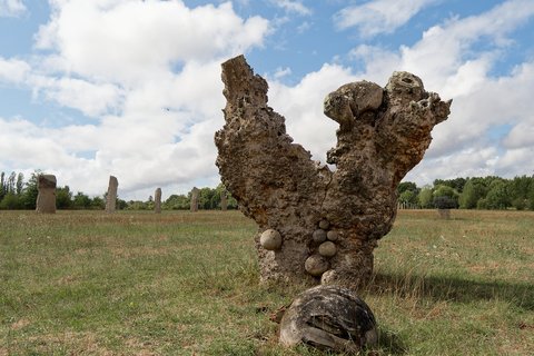 La pierre poreuse en « V », menhirs au loin