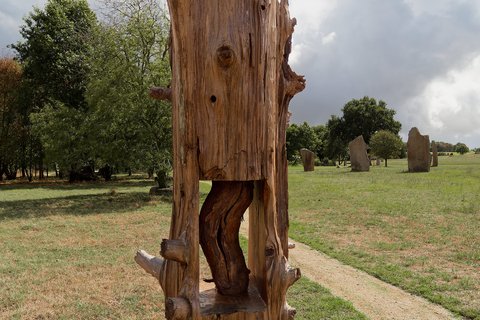 Le tronc sculpté sur son socle