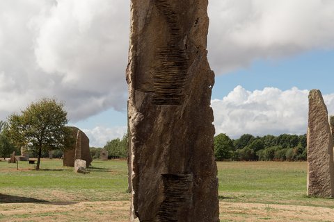 Le menhir gravé sur son bassin