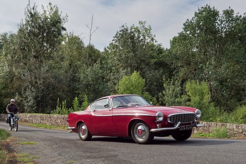 Volvo P1800 rouge (Mobylette derrière)