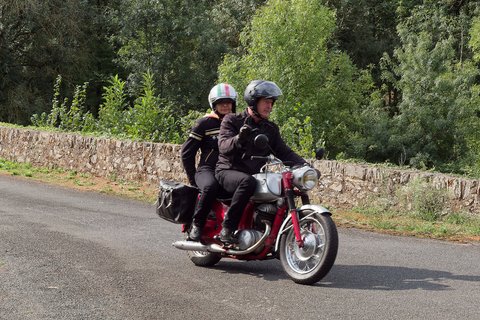 Moto ancienne rouge