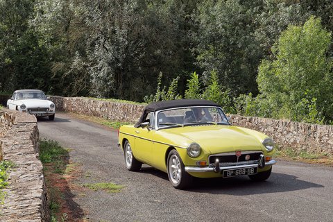 MG B jaune (MG B blanche derrière)