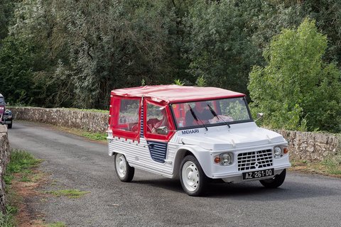 Méhari bleu-blanc-rouge (2CV Charleston derrière)