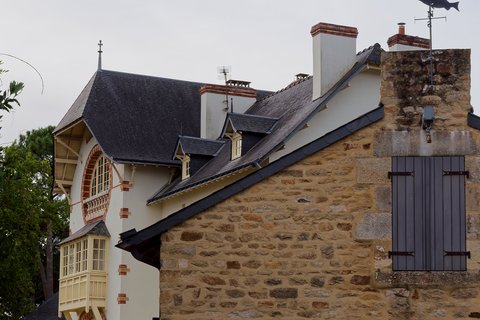 Villa en pierre et sa tourelle