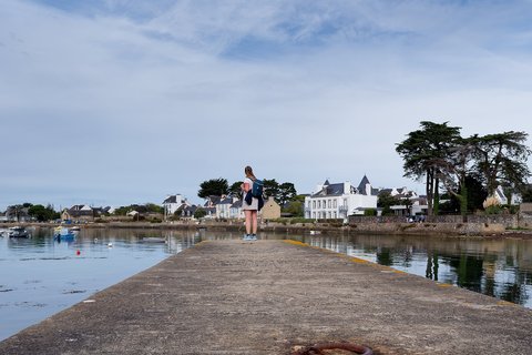 La chaussée vers le village