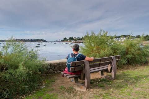Pause sur le banc face au golfe (personne de dos)