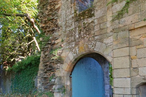 Le portail à la porte bleue